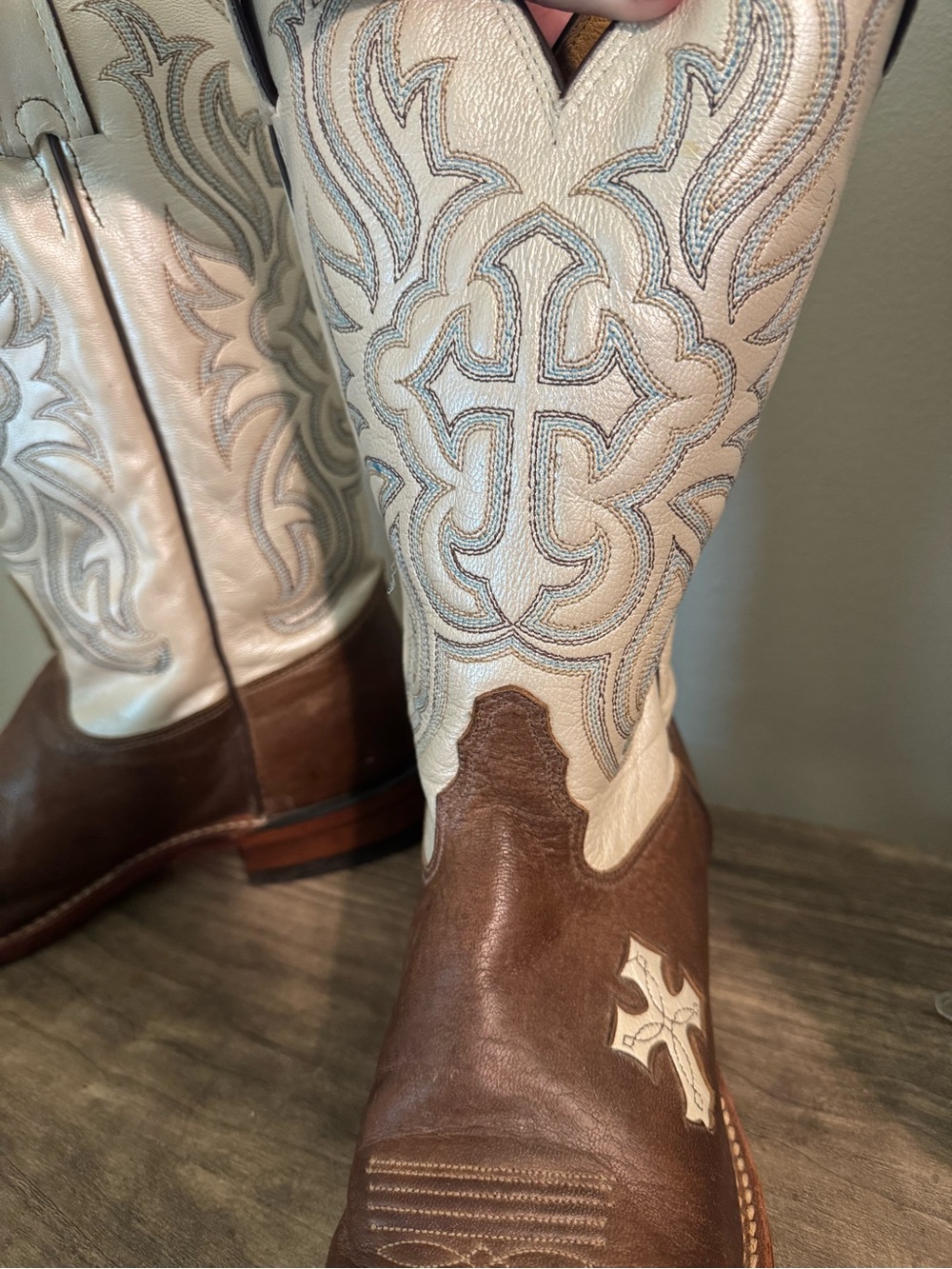Tony Lama Western Boots 9B - Cross design - Picture 9 of 10
